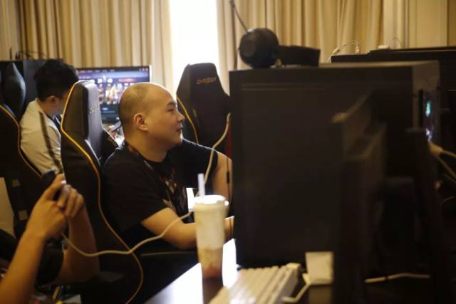 LCC解说主持杯决赛对阵：小伞+Cat带队迎战微笑+十月