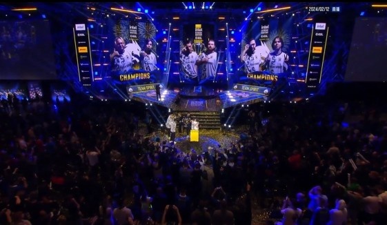 LNG Esports 的首发阵容今天：上路选手 ZIKA ，中路选手 haichao ，下路选手 Photic