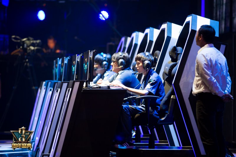 2025年LPL夏季季后赛C组队伍海报公布：距离比赛开始还有2天倒计时！